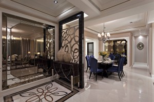 玄關-屏風鏤空刻畫，呼應上地坪大理石拼花勾勒出裝飾性藝術精神，而鞋櫃門片則以茶鏡為門、壓以金箔畫框，拉出景深放大空間感受。