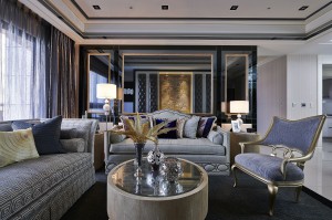 客廳望向書房-金箔畫框層次界定的鏡材底牆，運用中軸線概念定位、延伸，開展了客廳與書房的透視性低調互動。