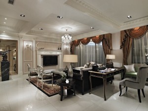 公共空間-客廳開放式銜接後方書房，使電視牆的古典壁爐、壁燈成為中心造型，場域整合後放大了空間的寬敞氣勢。