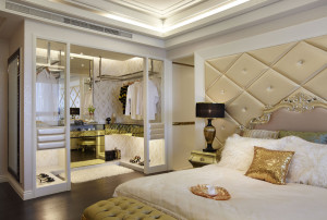 更衣室-以精品店的展示概念設計更衣室，金屬與鑽雕黃金鏡讓小空間像是於臥房中的名品櫥窗，華麗吸睛。